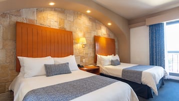 Habitación Premium, 2 camas matrimoniales | Caja de seguridad en la habitación y escritorio