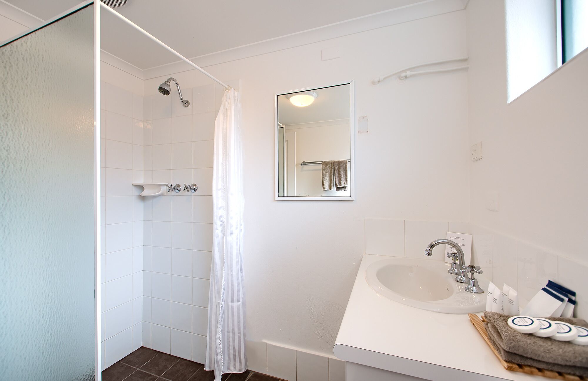 apartment, 2 bedrooms | bathroom | shower, free toiletries, hair dryer, towels