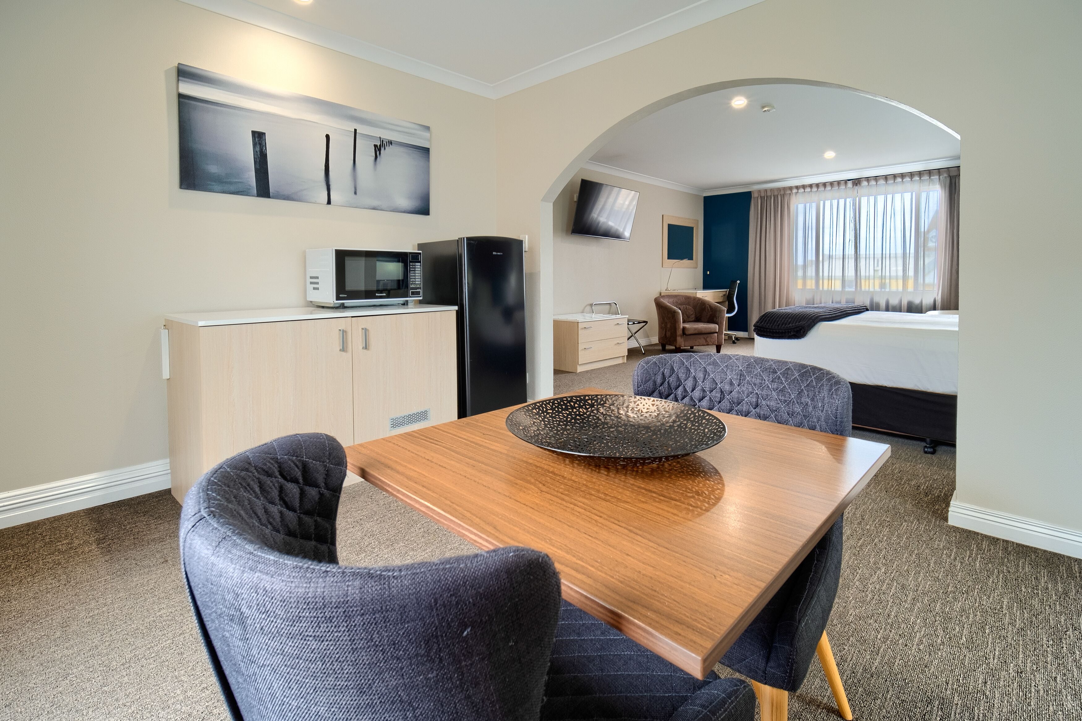 king suite | living area