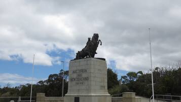 Ein Denkmal mit einer Pferdestatue und der Inschrift „AUSTRALIA AND NEW ZEALAND 1916-1918“.