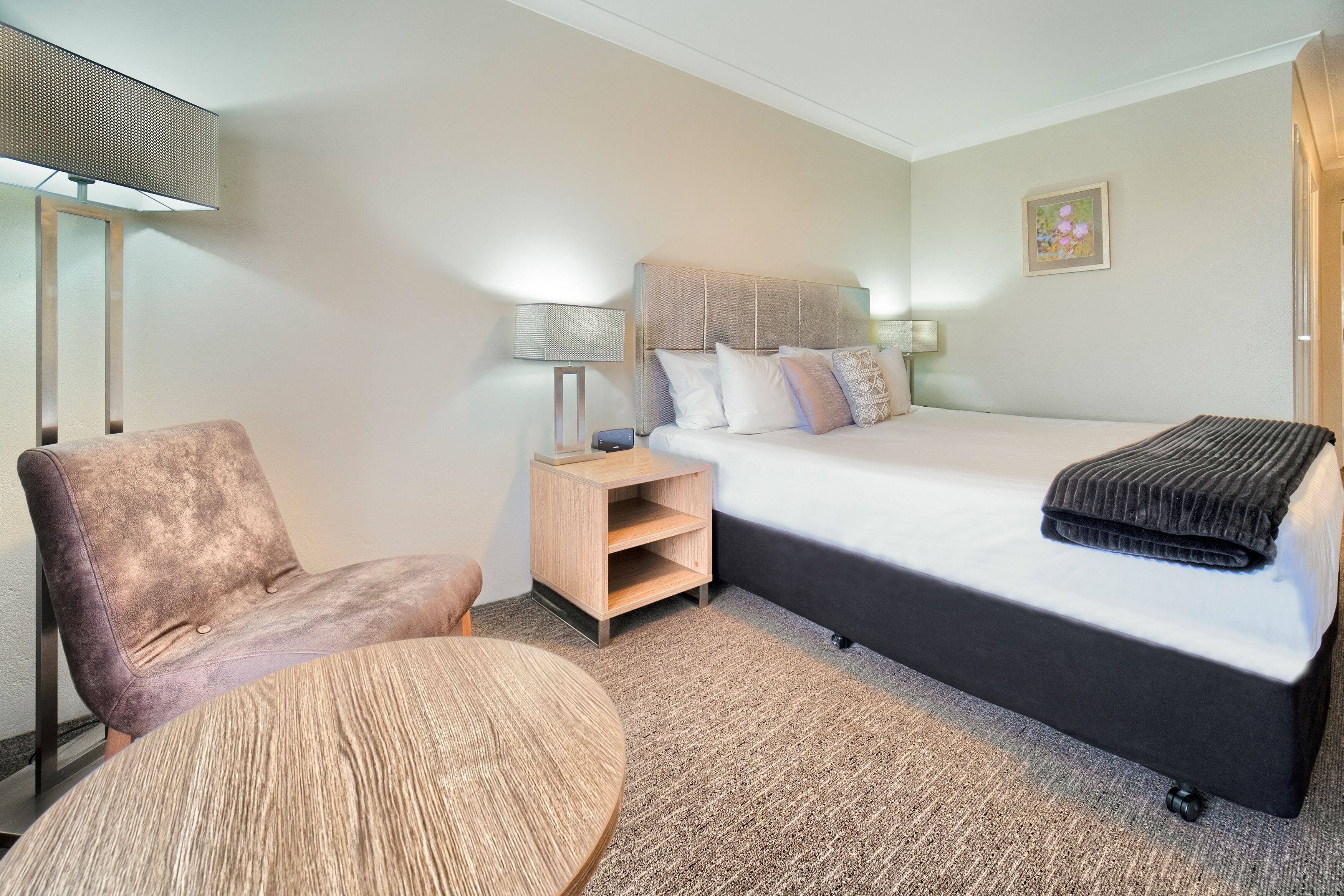 Premier Room, 1 King Bed | Individually decorated, individually furnished, desk, iron/ironing board