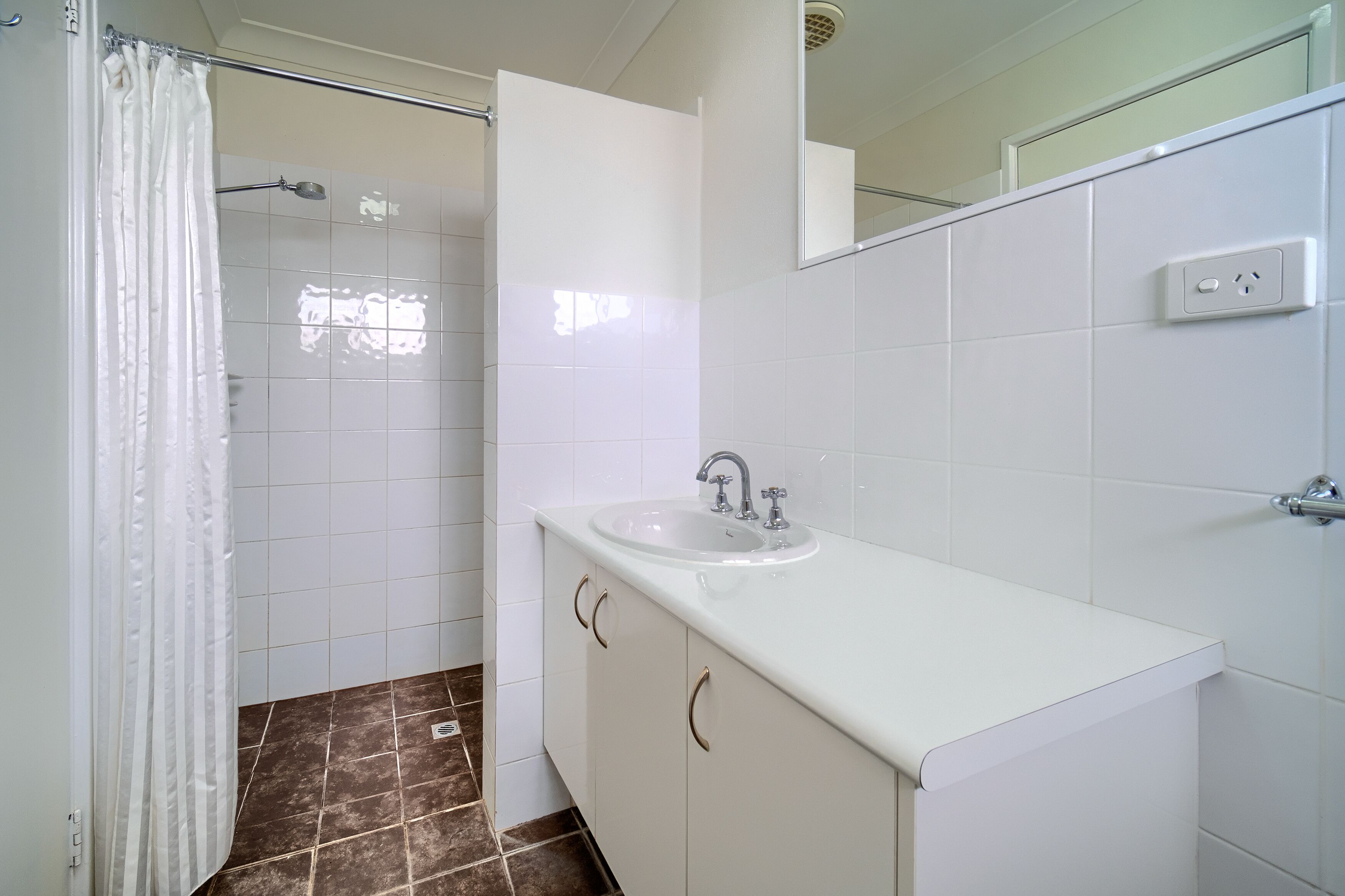 apartment, 3 bedrooms | bathroom | shower, free toiletries, hair dryer, towels