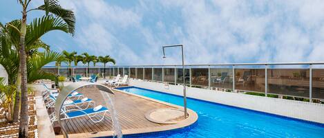 Piscina externa, espreguiçadeiras