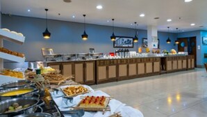 Ein Buffet mit verschiedenen Speiseauslagen und einer Anrichtetheke.