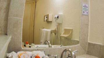 Chuveiro, chuveiro com efeito de chuva, produtos de toalete grátis