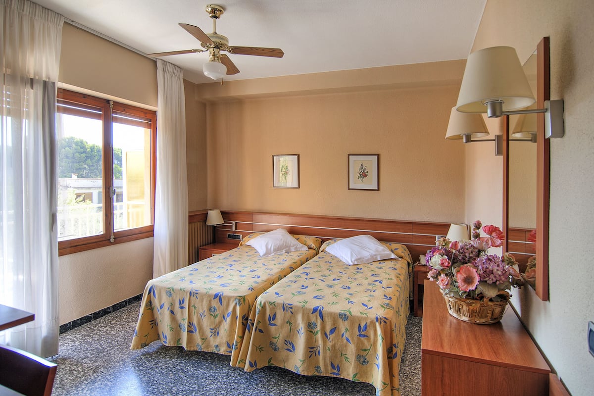 1 bedroom, desk, free wifi, bed sheets