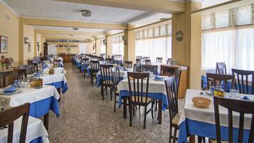 Sarapan dan makan tengah hari dihidangkan, masakan Mediterranean