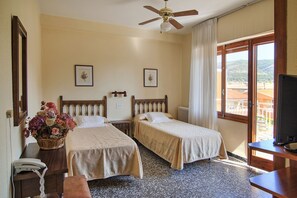 办公桌、免费 WiFi、床单