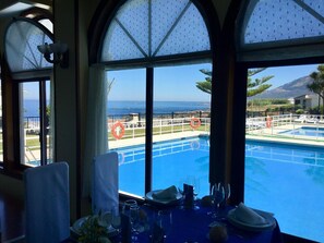 Breakfast, lunch and dinner served - Hotel Restaurante Glasgow (Oia)