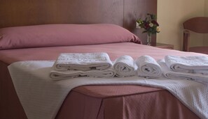 Double Room | Peti besi dalam bilik, meja, langsir/tirai gelap terus 