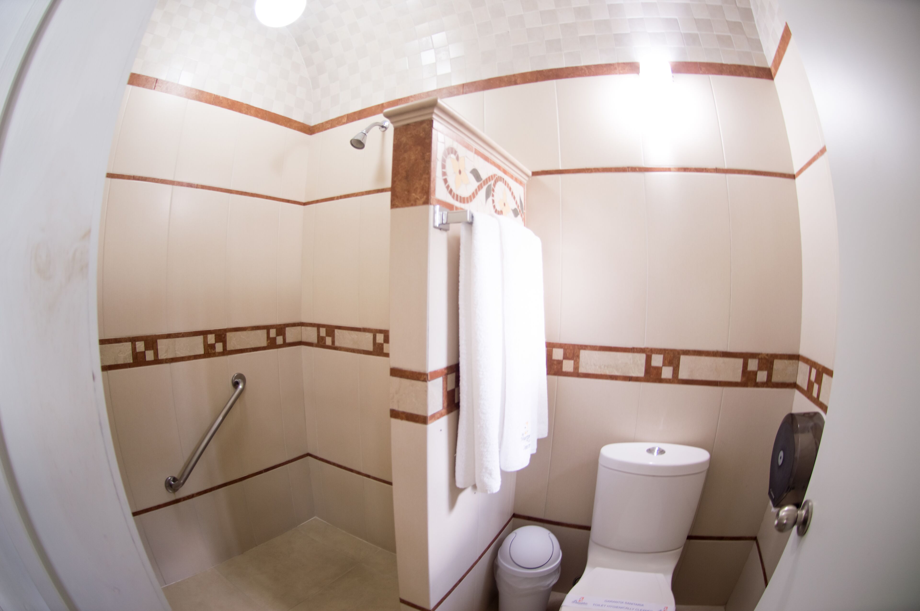 single room, 1 queen bed | bathroom | combined shower/bathtub, deep-soaking bathtub, rainfall showerhead