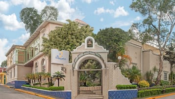 Vista frontal de la propiedad