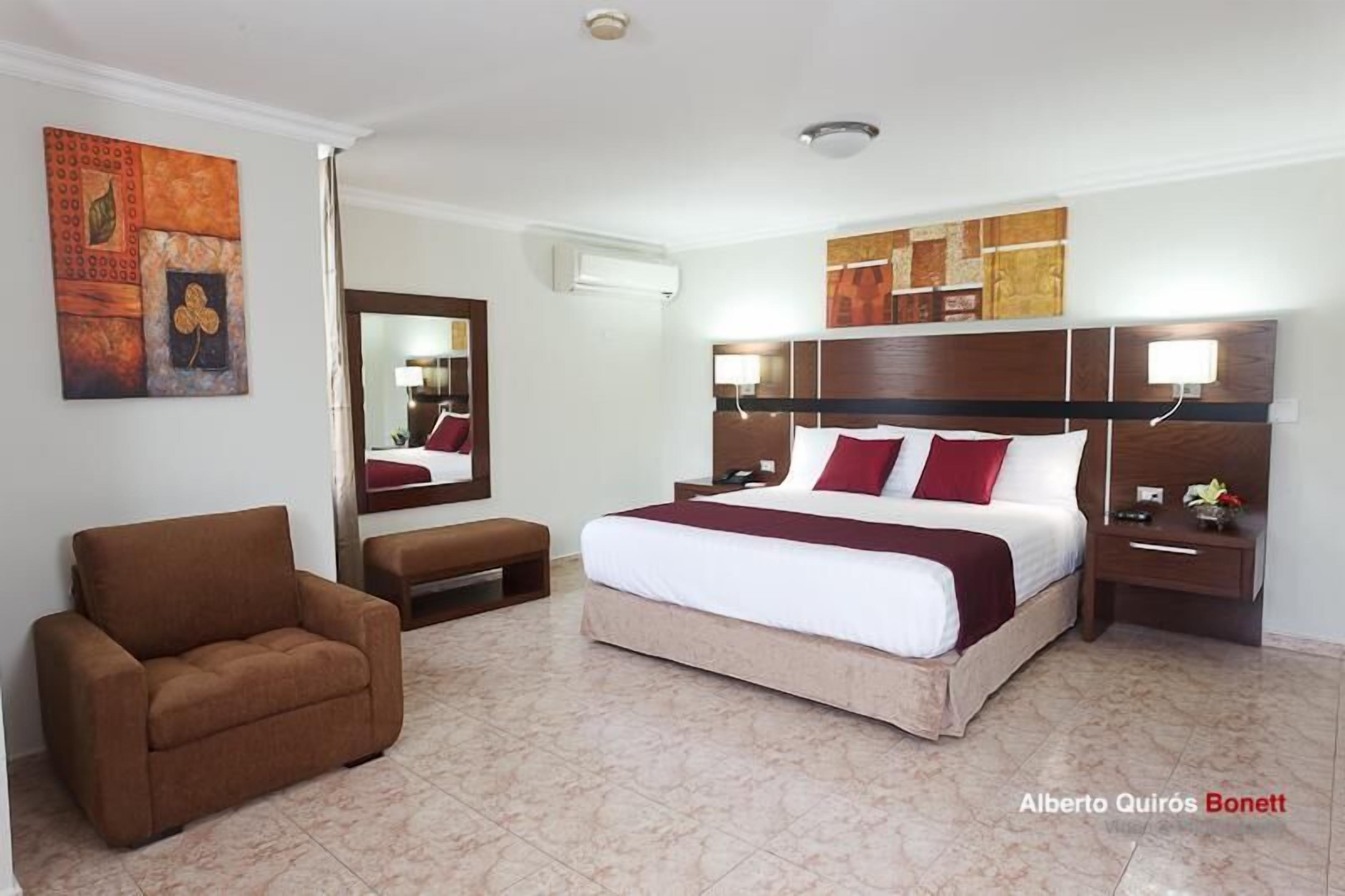 Värdeförvaringsskåp på rummet, skrivbord och arbetsyta för laptop