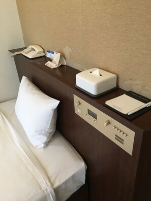 Down duvets, in-room safe, desk, blackout curtains - Hotel Yokohama Camelot Japan (Yokohama)