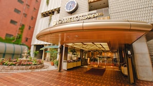 The exterior of Camelot Japan, featuring a clock, a curved entrance, and a fountain. - Hotel Yokohama Camelot Japan (Yokohama)