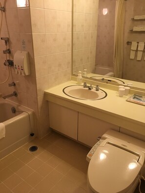 Habitación triple | Baño | Tina con regadera, amenidades de baño gratuitas, secadora de cabello 