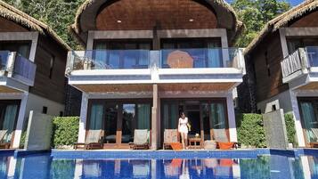 Deluxe Pool Access | Balkong