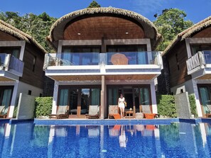 Deluxe Pool Access | バルコニー