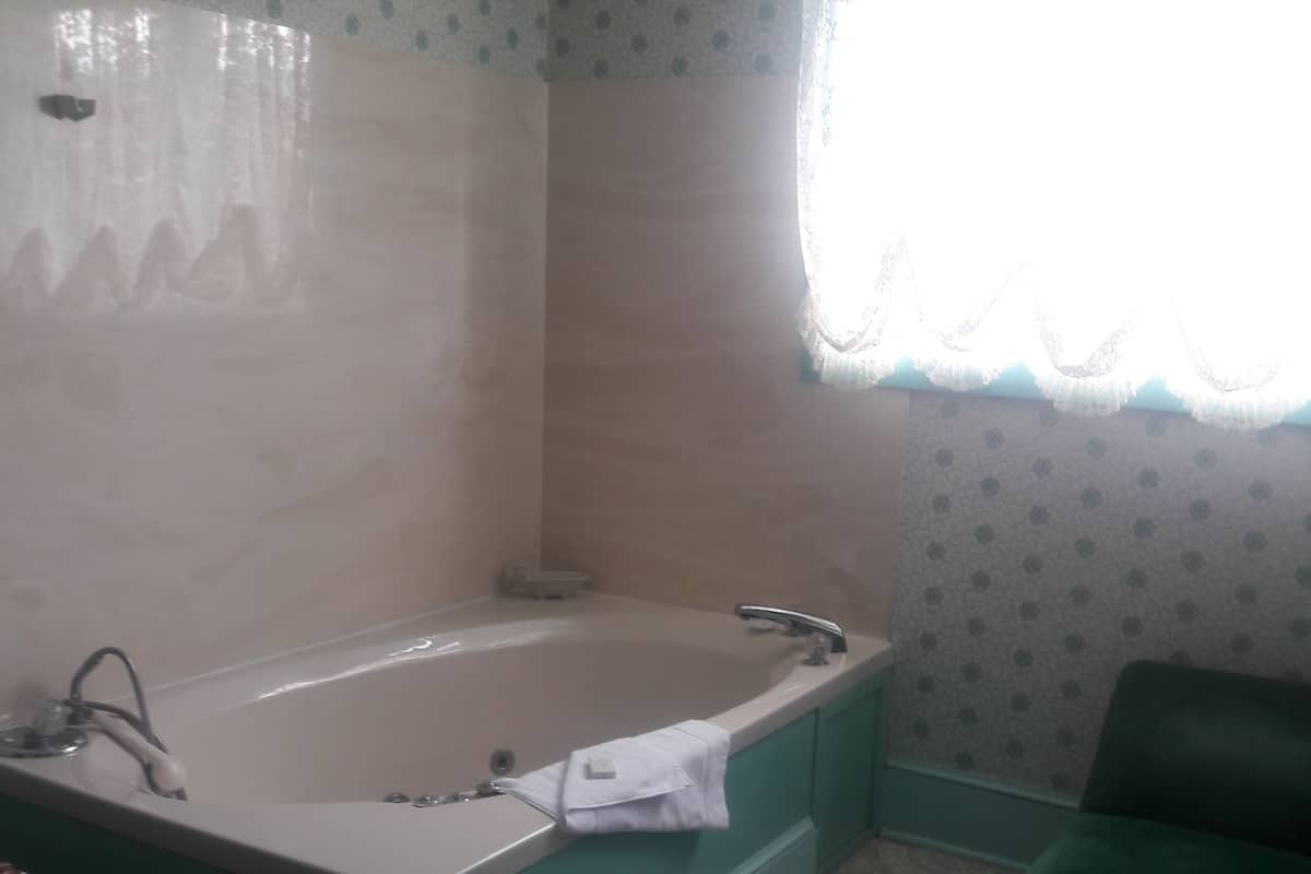 Design Room | Deep soaking bathtub