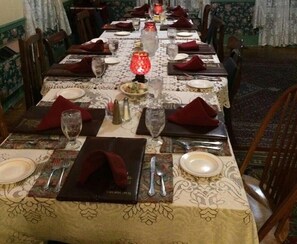 朝食、ランチ、ディナーに営業