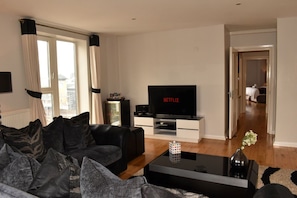 Deluxe Apartment, 2 Bedrooms | Living room