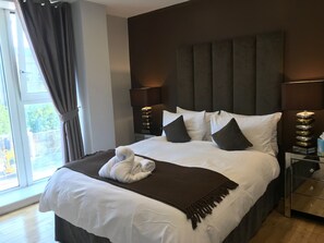 Family Quadruple Room, 1 Double Bed with Sofa bed | 1 bedroom, Egyptian cotton sheets, in-room safe, desk - Luxlogic (London)