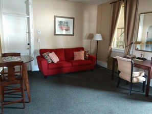 2 Schlafzimmer, voll ausgestattete Küche | Wohnbereich | 27-Zoll-Flachbildfernseher mit Kabelempfang, Fernseher