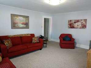 Deluxe-Apartment, 2 Schlafzimmer | Wohnzimmer | 27-Zoll-Flachbildfernseher mit Kabelempfang, Fernseher