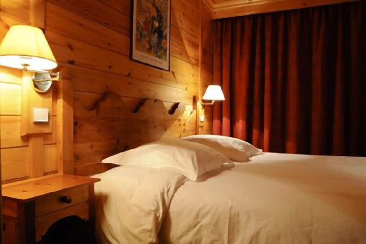 Kamer, 1 twee- of 2 eenpersoonsbedden | Een kluis op de kamer, een bureau, babybedden, gratis wifi