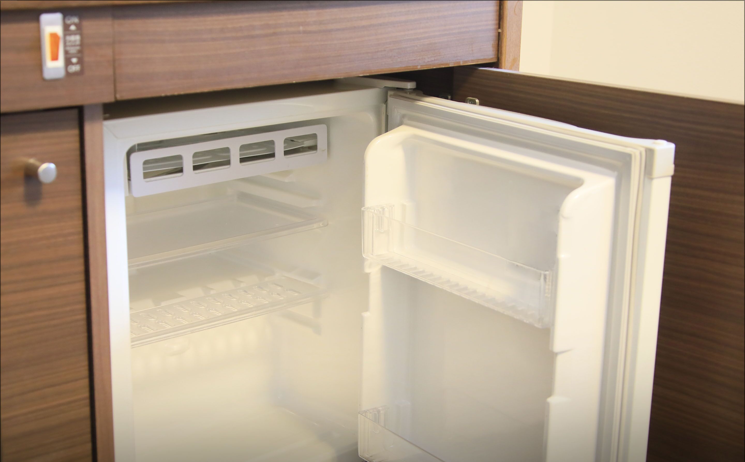 1 bedroom, down duvets, desk, soundproofing