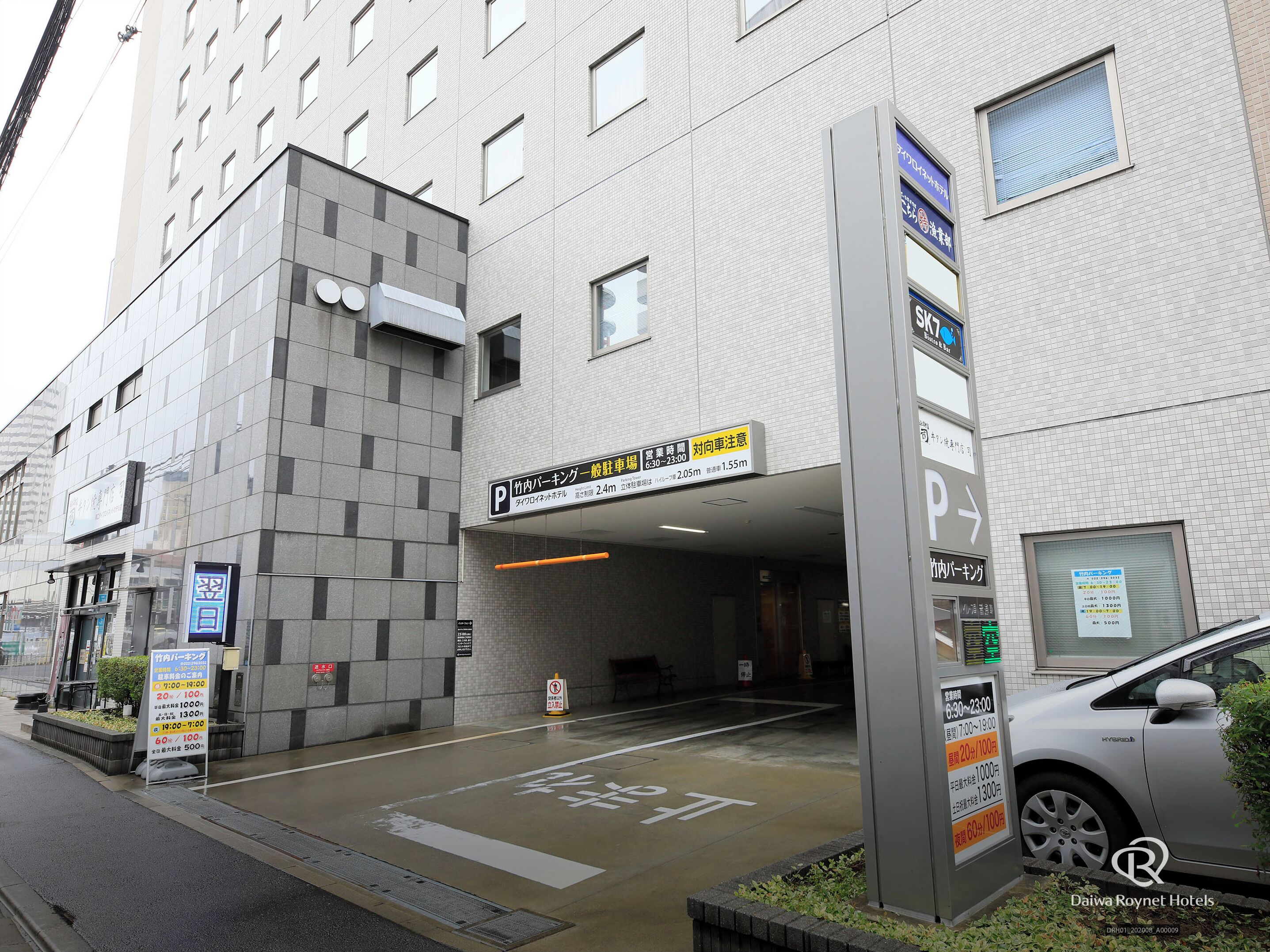 A hotel entrance with a parking garage.