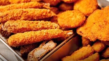 Un plateau contenant divers aliments panés et frits, probablement une sélection proposée dans le cadre d’un buffet.