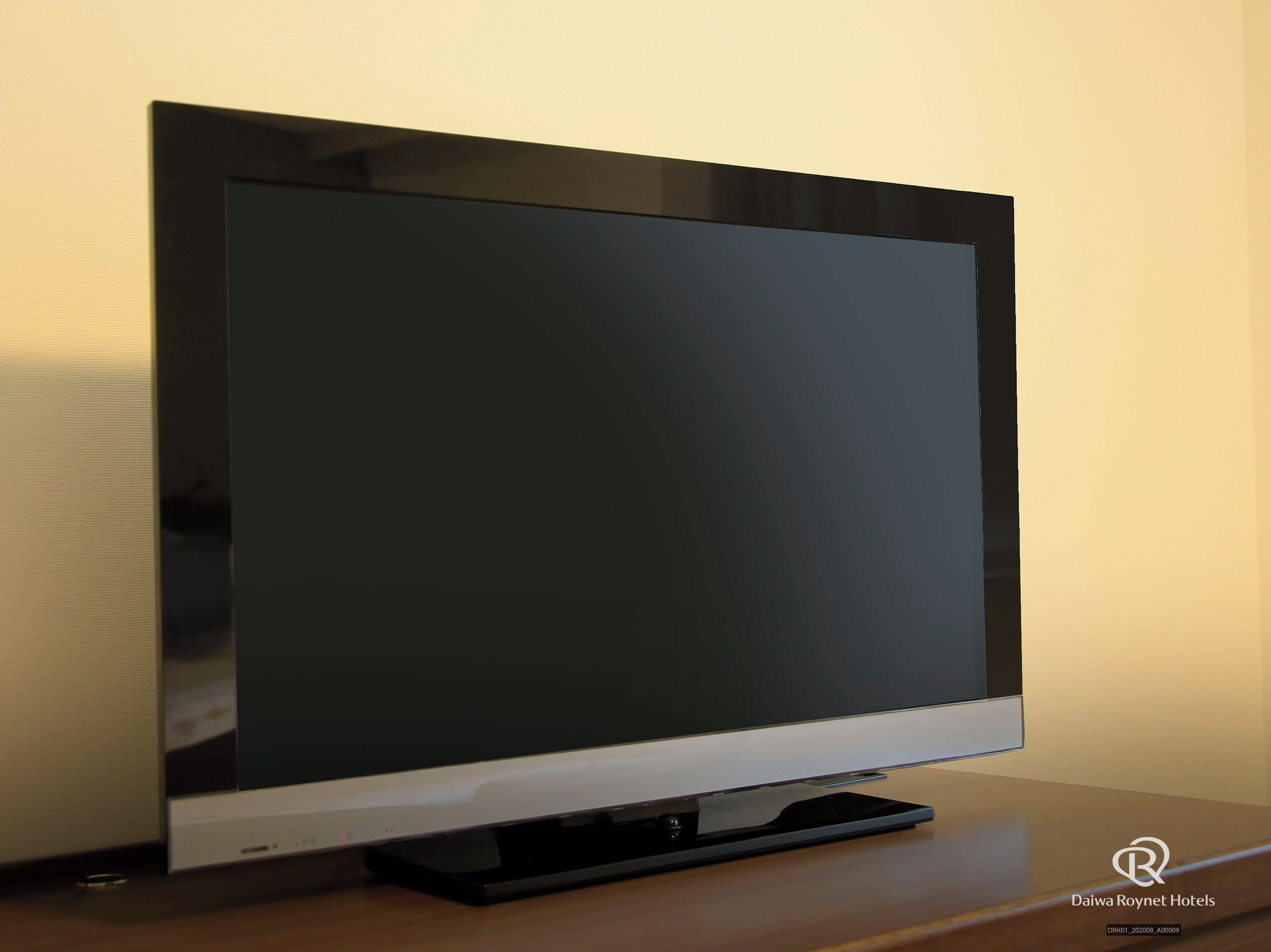 1 bedroom, down duvets, desk, soundproofing