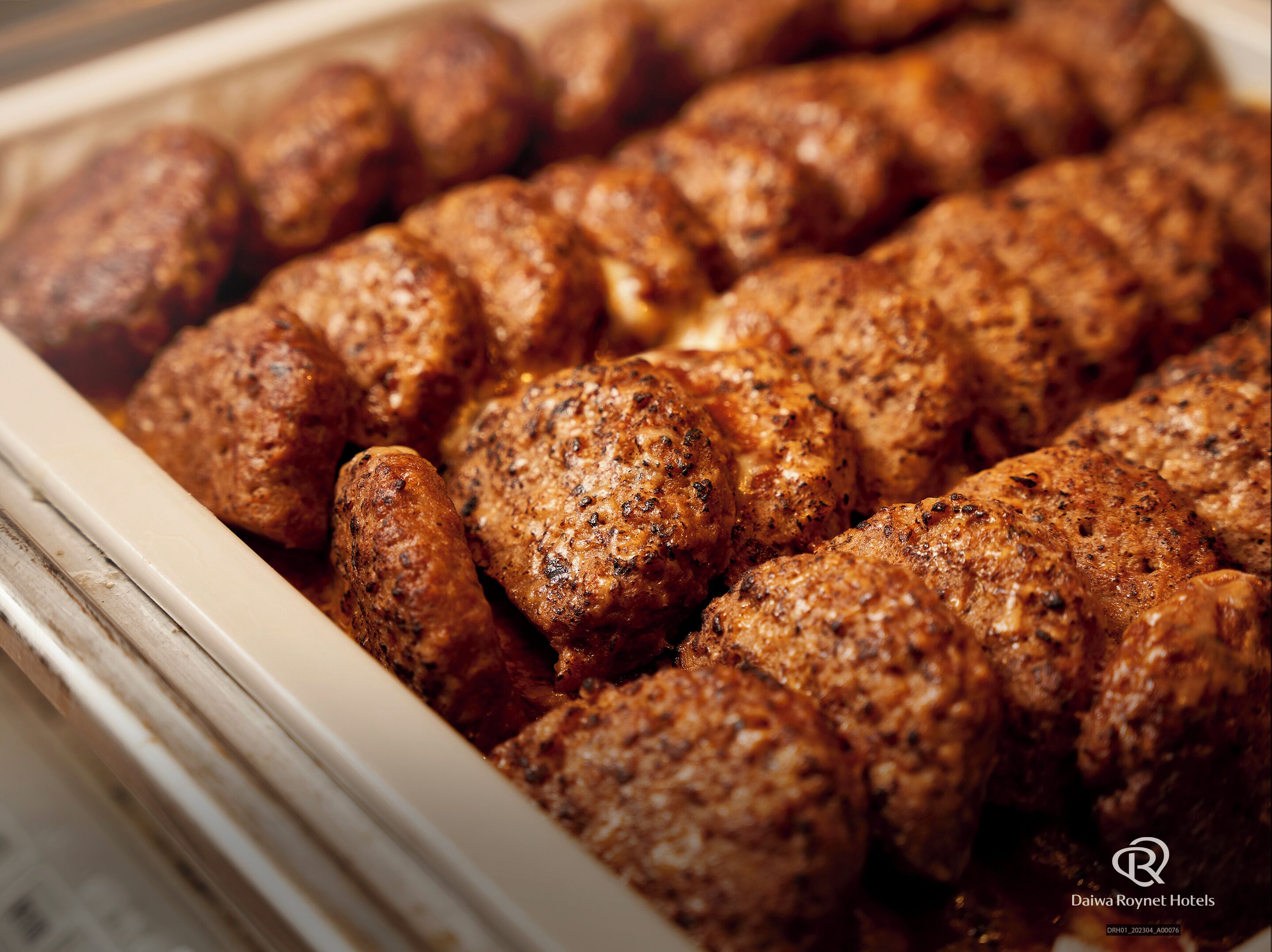 Un plateau de boulettes de viande assaisonnées.