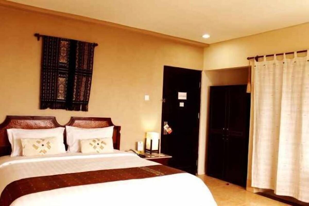 1 bedroom, premium bedding, minibar, in-room safe