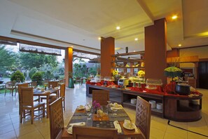 Breakfast, lunch and dinner served - The Jayakarta Suite Komodo Flores (Labuan Bajo)