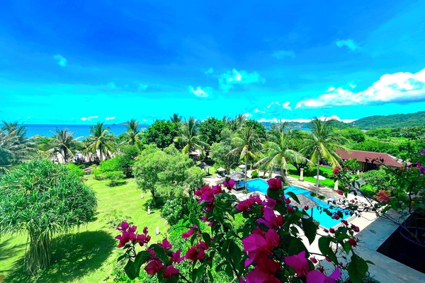 Piscina externa, espreguiçadeiras