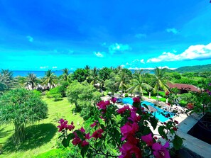 Outdoor pool, pool loungers - The Jayakarta Suite Komodo Flores (Labuan Bajo)