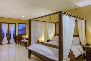Suite, vistas al mar (Free Airport Transfers) | Ropa de cama de alta calidad, minibar, caja fuerte y escritorio