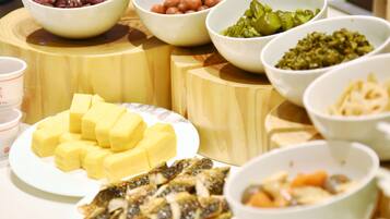 Café da manhã com buffet todos os dias mediante uma taxa