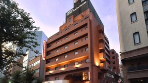 A multi-story hotel with a prominent sign for Yokohama Heiwa Plaza Hotel. - Yokohama Heiwa Plaza Hotel (Yokohama)