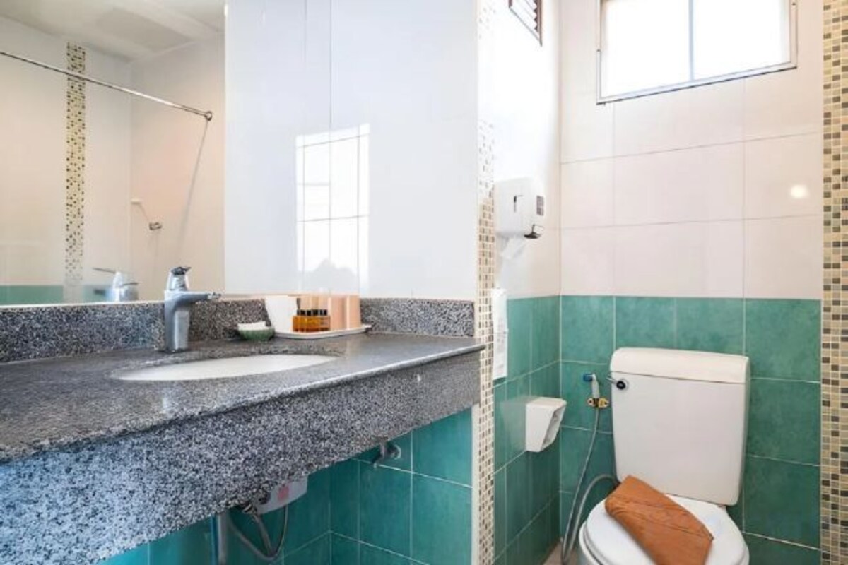 Baño | Ducha, artículos de higiene personal gratuitos, toallas y jabón