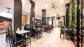 Der serveres morgenmad