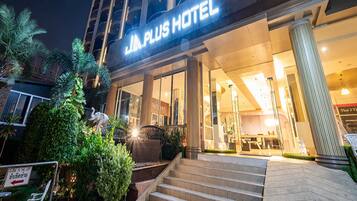 Overnatningsstedets facade – aften/nat