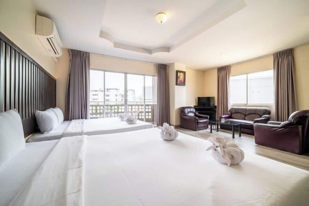 Een minibar, een bureau, gratis wifi, beddengoed