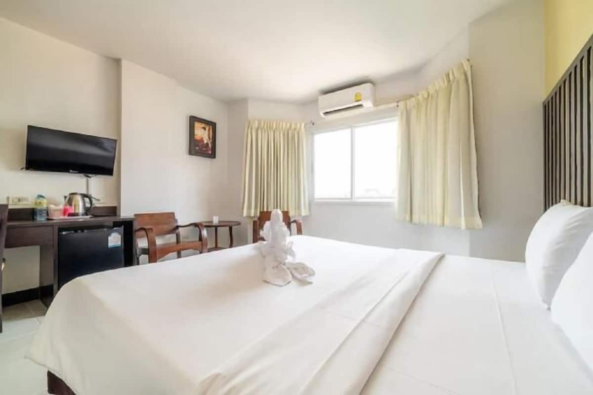 Een minibar, een bureau, gratis wifi, beddengoed