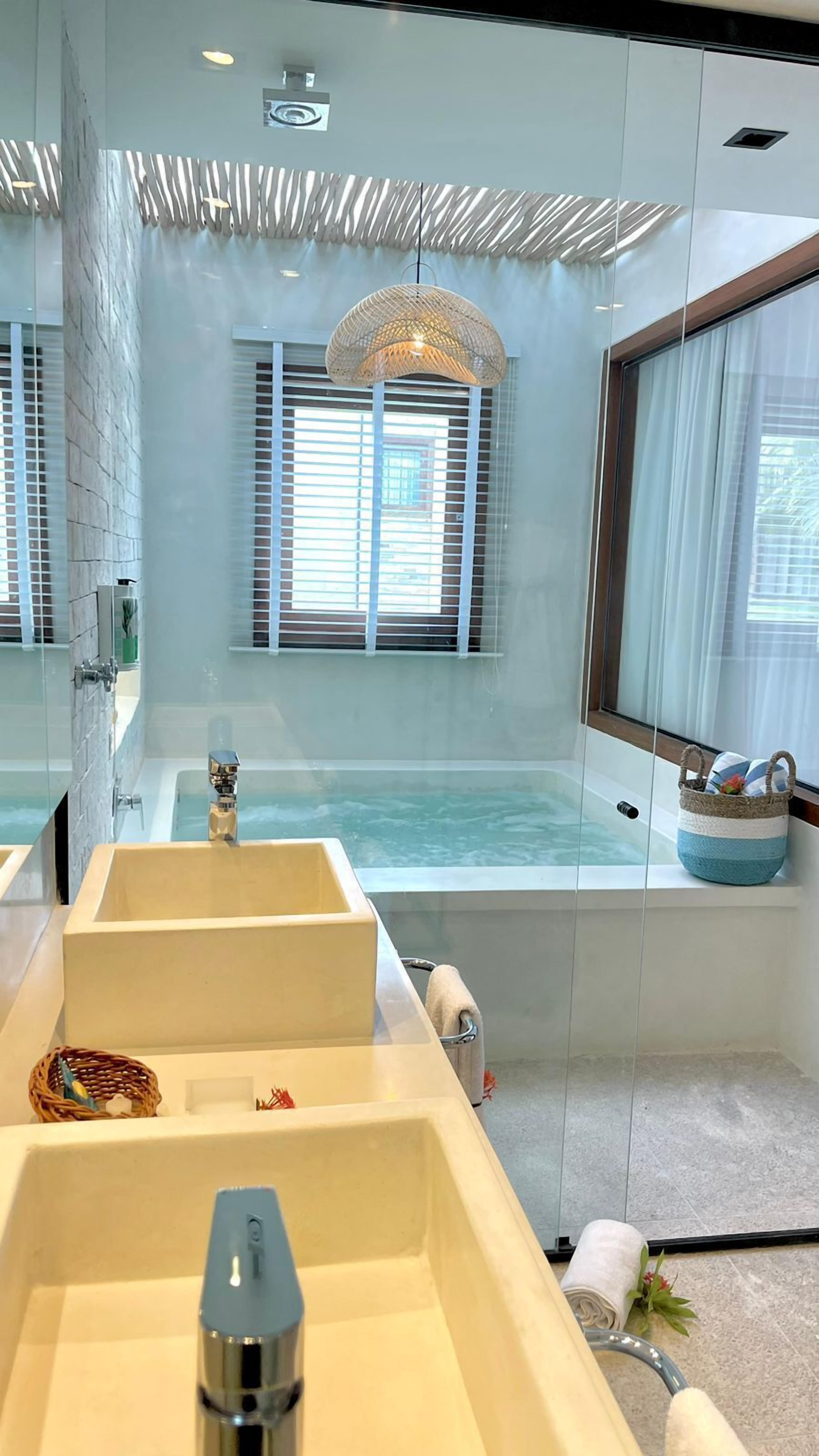 chalé família luxo vista piscina/lagoa | bathroom | hair dryer, towels