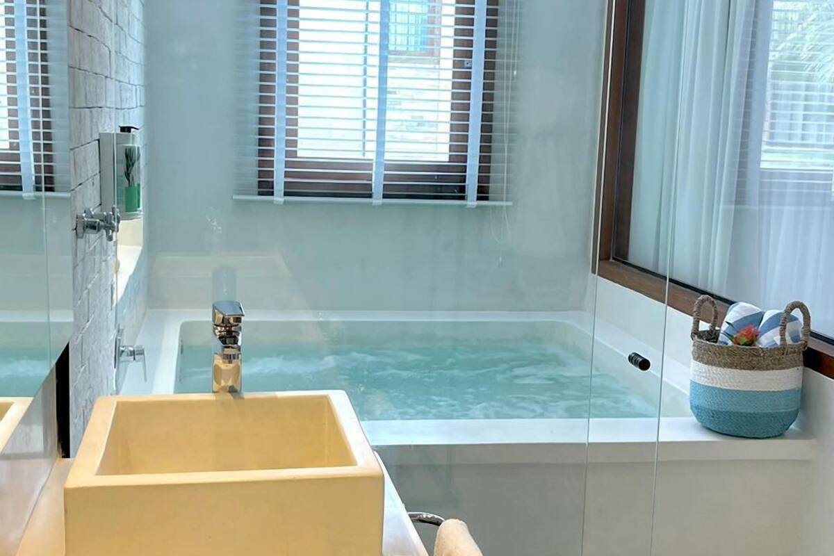 chalé família luxo vista piscina/lagoa | bathroom | hair dryer, towels