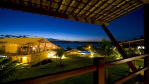 A beachfront property with a large building, a swimming pool, and a view of the ocean. - Pipa Lagoa Hotel (Tibau do Sul)