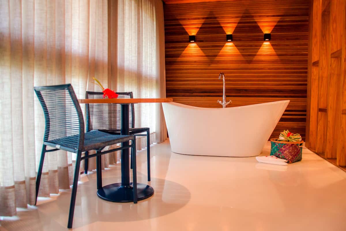 Suíte Premium Praia do Madeiro | Bathroom | Hair dryer, towels